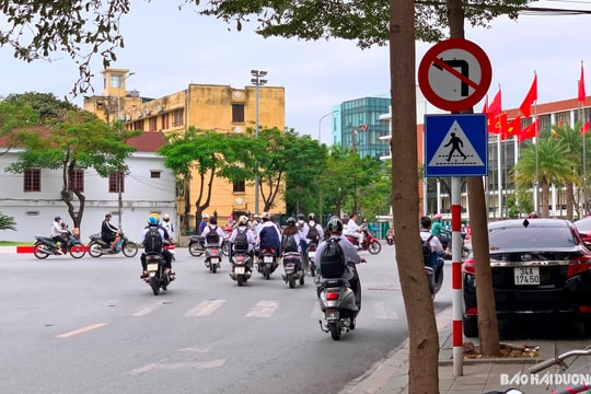 Phớt lờ biển cấm rẽ trái ở nút giao Tam Giang