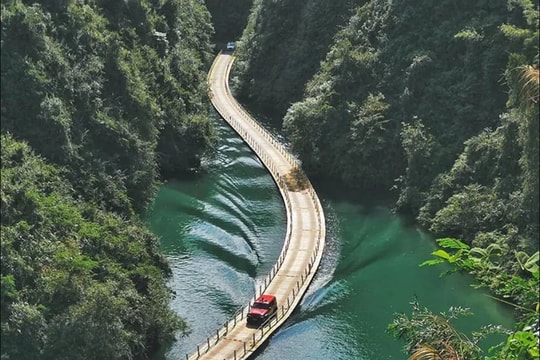 Độc đáo "cầu gỗ nổi" giữa thung lũng, không ván trụ vẫn chịu được 10.000 người