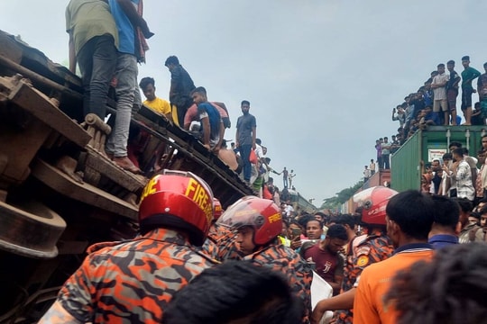 Hai tàu hỏa đâm nhau tại Bangladesh, ít nhất 15 người thiệt mạng