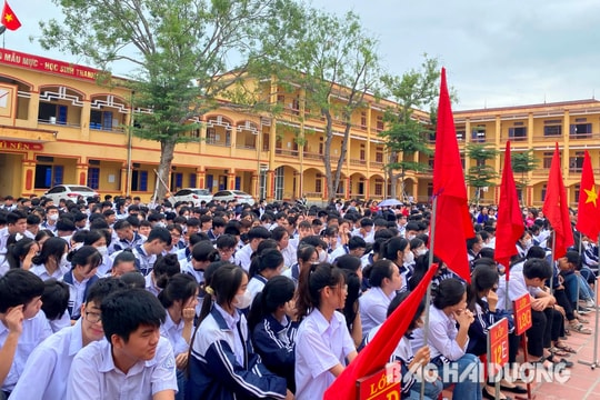 Học sinh, giáo viên Trường THPT Kim Thành II được hướng dẫn kỹ năng sử dụng mạng xã hội