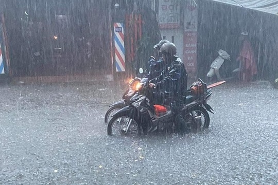  Bắc Bộ nắng dịu, Miền Trung mưa lớn