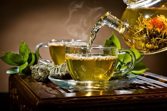 Công dụng bất ngờ của nước trà để qua đêm