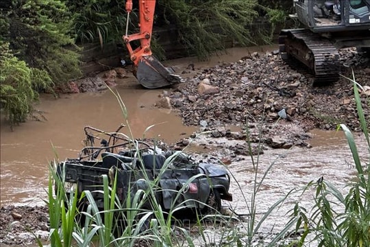 Tìm thấy thi thể cả 4 du khách đi trên xe jeep bị lũ cuốn trôi
