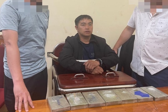 Có tiền án, người đàn ông lại tiếp tục "ôm" 7 bánh heroin đi bán