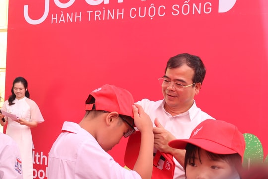 AIA Việt Nam trao xe đạp và hợp đồng bảo hiểm cho học sinh khó khăn của Hải Dương