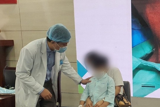 Bé trai 5 tuổi hoại tử niêm mạc do pin điện tử rơi vào mũi