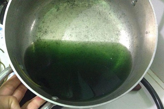 Nước luộc rau chuyển màu xanh đậm có nên dùng?