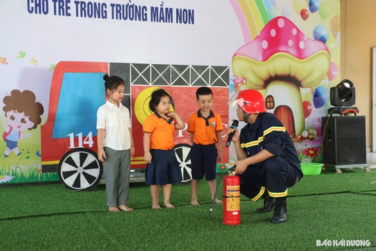 Công an Nam Sách hướng dẫn trẻ mầm non kỹ năng thoát khỏi đám cháy