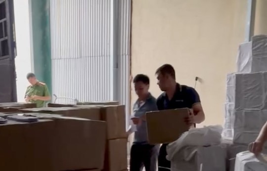 Khởi tố 2 vợ chồng buôn bán hàng giả số lượng lớn ở Hà Nội