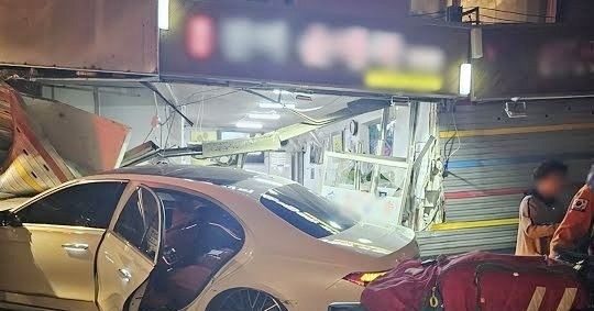 Nữ diễn viên lái Mercedes-Benz gây tai nạn giao thông khiến 10 người bị thương