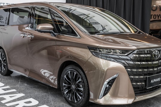Xe Toyota Alphard 2024 bán tại Malaysia, rẻ hơn 2 tỷ so với Việt Nam