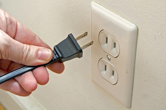 Vì sao nên rút phích cắm tivi khi ở khách sạn?