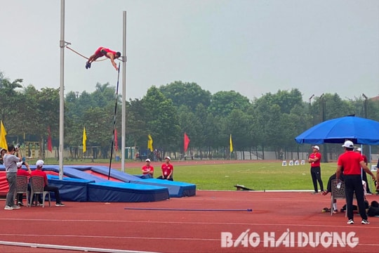 Vận động viên người Hải Dương Nguyễn Văn Huệ giành huy chương vàng nhảy sào Giải điền kinh quốc gia