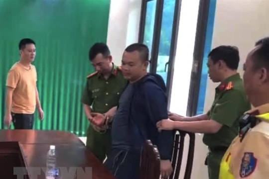Bắt lái xe đầu kéo vi phạm nồng độ cồn, chống người thi hành công vụ