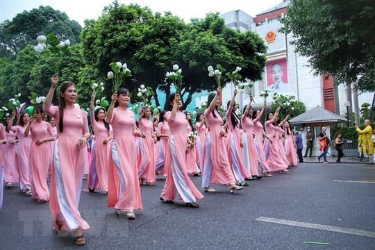 Màn trình diễn áo dài gây ấn tượng với du khách quốc tế