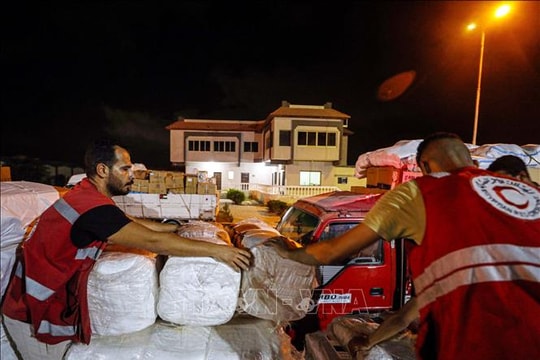 Đoàn xe cứu trợ quy mô lớn tiến vào Dải Gaza