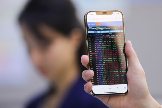 Chứng khoán lại lao dốc cuối phiên