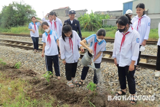 Phát động phong trào “Đoạn đường ông cháu cùng chăm”, “đường tàu-đường hoa”