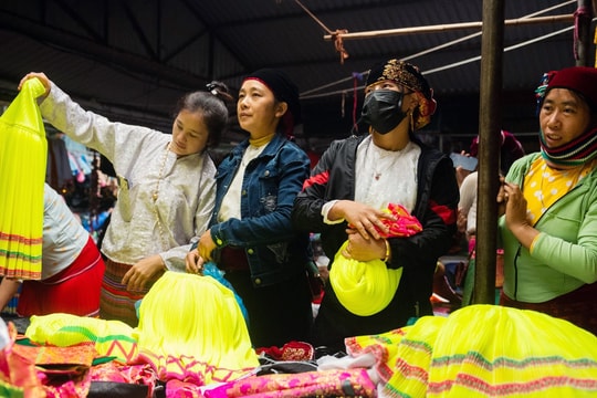 Rực rỡ sắc màu chợ phiên Đồng Văn ngày cuối tuần
