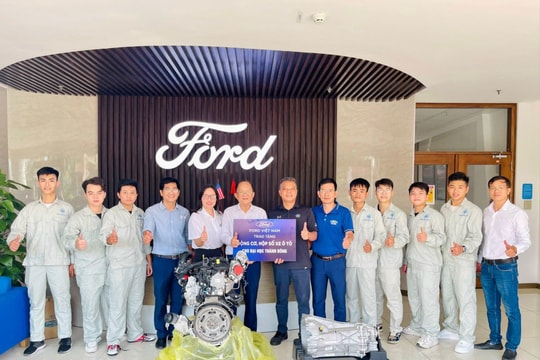 Ford Vietnam presents car engine to Thanh Dong University