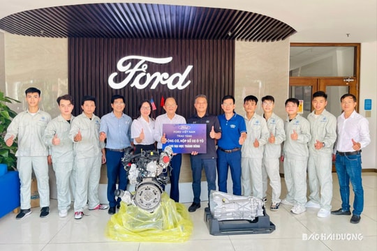 Ford Việt Nam tặng động cơ ô tô cho Trường Đại học Thành Đông