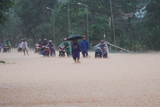 Miền Trung mưa kéo dài, Thủ tướng yêu cầu có phương án hỗ trợ lương thực cho dân