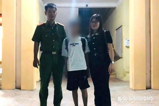 Tổ tuần tra công an liên xã ở Kim Thành giúp cháu bé đi lạc trong đêm về nhà