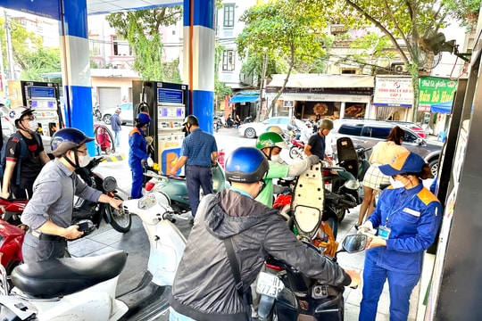 Giá xăng tăng hơn 400 đồng/lít từ 15 giờ chiều nay