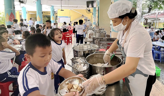 Bữa ăn bán trú: Trách nhiệm của ai?