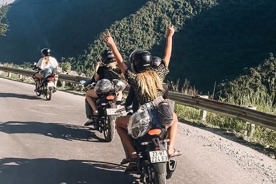 Khách Tây mê mẩn "cung đường vàng" ở Hà Giang