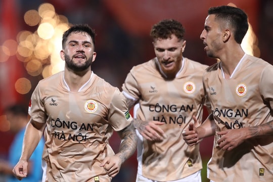 Huấn luyện viên Gong Oh-kyun ngồi khán đài, câu lạc bộ Công an Hà Nội thắng Hà Nội FC