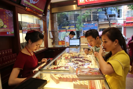 Giá vàng SJC “bốc hơi” 250.000 đồng mỗi lượng so với phiên sáng
