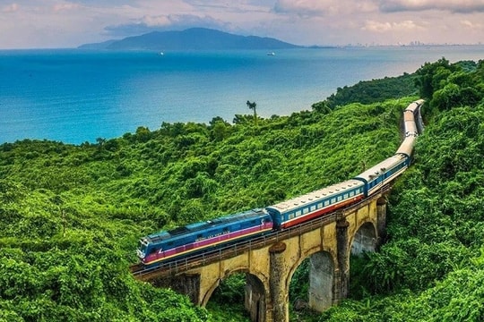 Phóng viên Mỹ đi tàu xuyên Việt, khen cảnh sắc "quá sức tuyệt diệu"