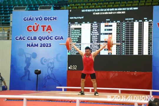 Lực sĩ Trần Đình Thắng giành hat-trick huy chương vàng Giải vô địch cử tạ các câu lạc bộ quốc gia
