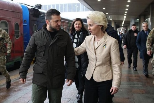 Chủ tịch EC bất ngờ thăm Ukraine