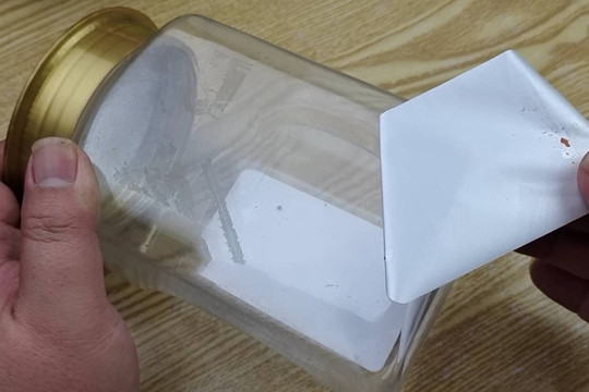 Mẹo tẩy vết keo trên chai lọ thủy tinh