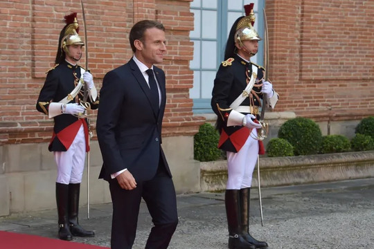 Pháp nối lại nghi thức đổi gác trước Điện Elysee sau 27 năm