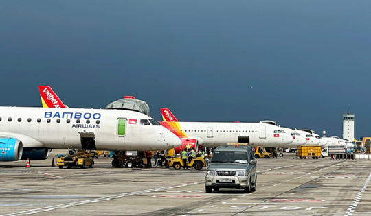 Giá vé máy bay Tết nóng do khó tăng chuyến?