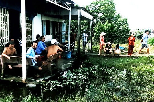 Hàng xóm giải cứu bé gái nghi bị cha nuôi bạo hành