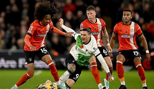 Liverpool thoát hiểm trước Luton, nóng rực bảng xếp hạng
