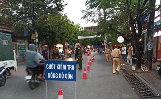 Nam thanh niên tông xe vào 2 cảnh sát giao thông ở chốt kiểm tra nồng độ cồn tại Hải Phòng