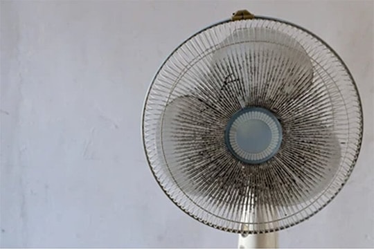 Tại sao quạt điện bám bụi rất nhanh sau một thời gian sử dụng?