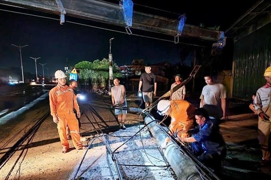 Xe cứu thương mất lái tông gãy cột điện khiến ba người bị thương
