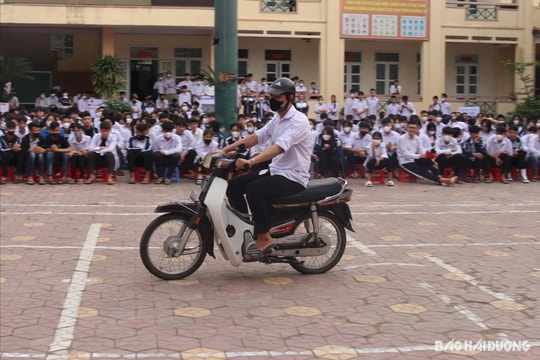 Tổ chức thi tìm hiểu pháp luật về an toàn giao thông và kỹ năng lái xe an toàn cho học sinh