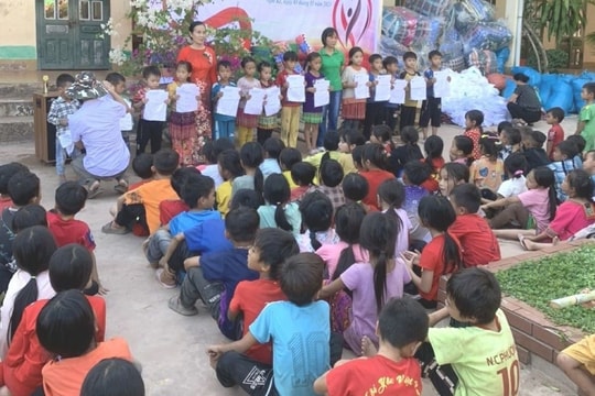Hội Phụ nữ thị trấn Kẻ Sặt tặng quà học sinh vùng cao