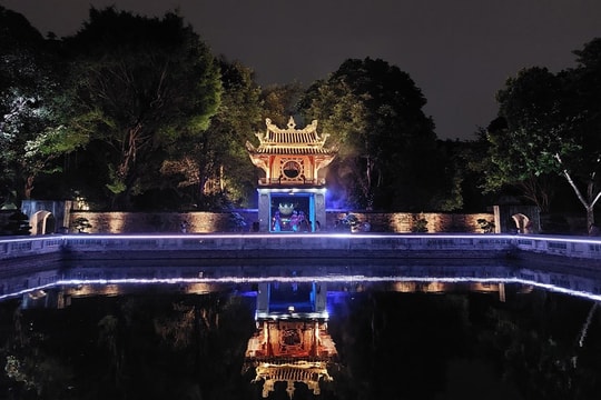 Dazzling night tours to Van Mieu - Quoc Tu Giam