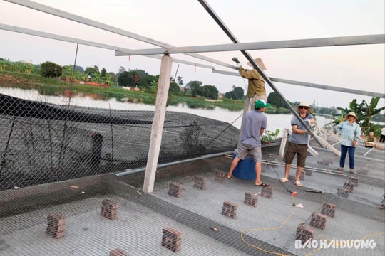 Một hộ dân ở Bình Giang tháo dỡ công trình vi phạm bờ kênh Bắc Hưng Hải