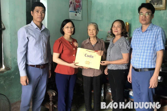 Thanh Hà tặng quà cho gia đình nạn nhân bị tai nạn giao thông