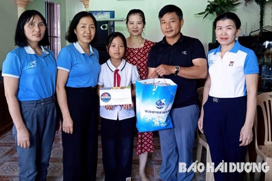 Hội Phụ nữ Hải Dương trao học bổng cho trẻ mồ côi và con nạn nhân tai nạn giao thông
