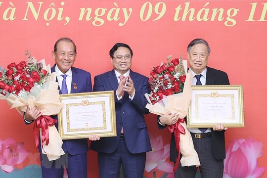 Thủ tướng trao Huy hiệu Đảng cho hai nguyên Phó Thủ tướng Chính phủ